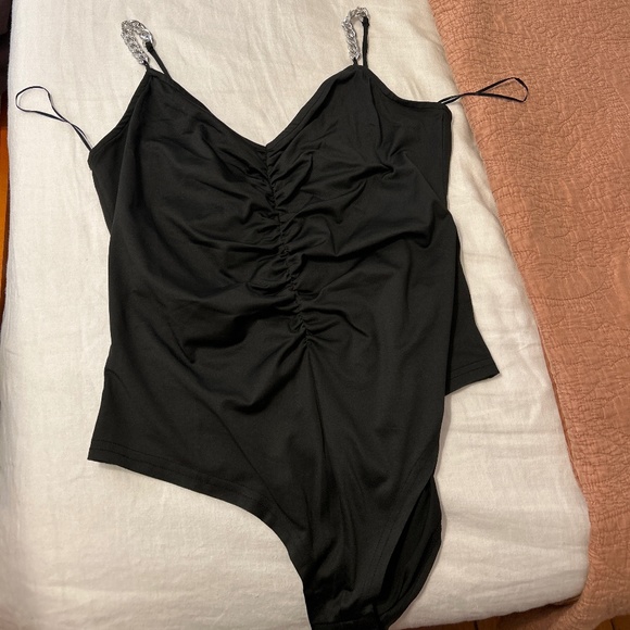 New Look ruched front bodysuit with chain straps in black - Picture 3 of 3